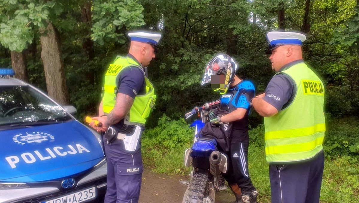 Zero tolerancji dla nietrzeźwych kierujących Policjanci w trakcie