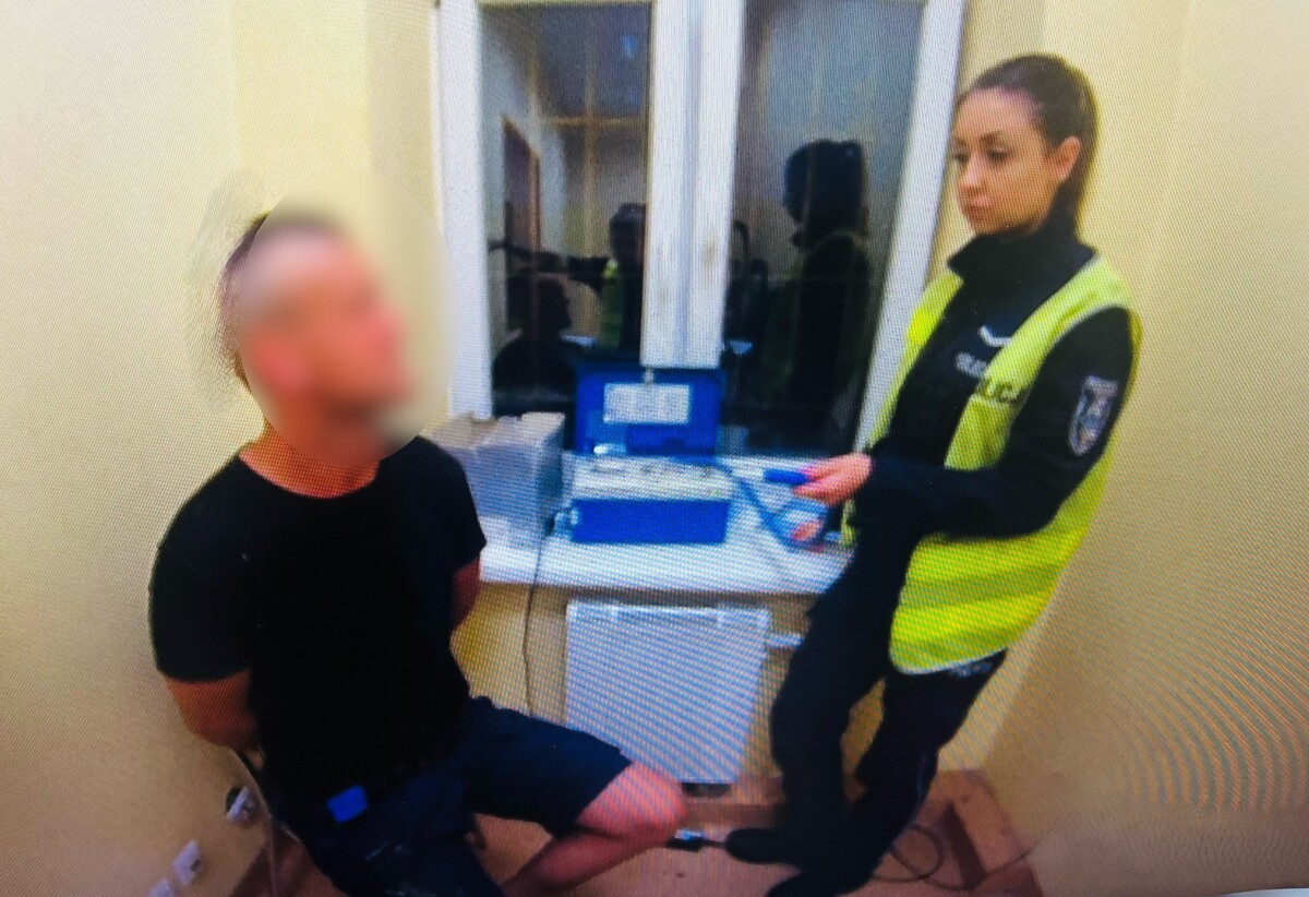 Brawurowa ucieczka zakończona zatrzymaniem. Pijany kierowca pędził pod prąd drogą S6