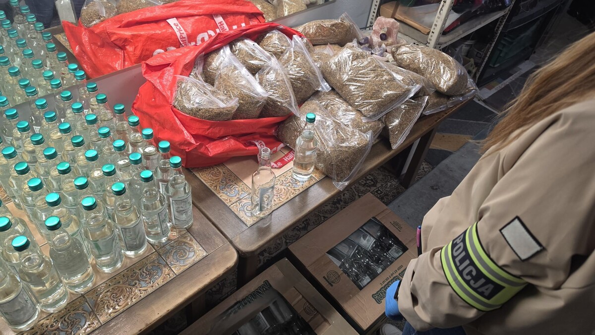30 tysięcy papierosów i 95-procentowy alkohol z płynu do dezynfekcji. Policjanci zatrzymali 63-latka
