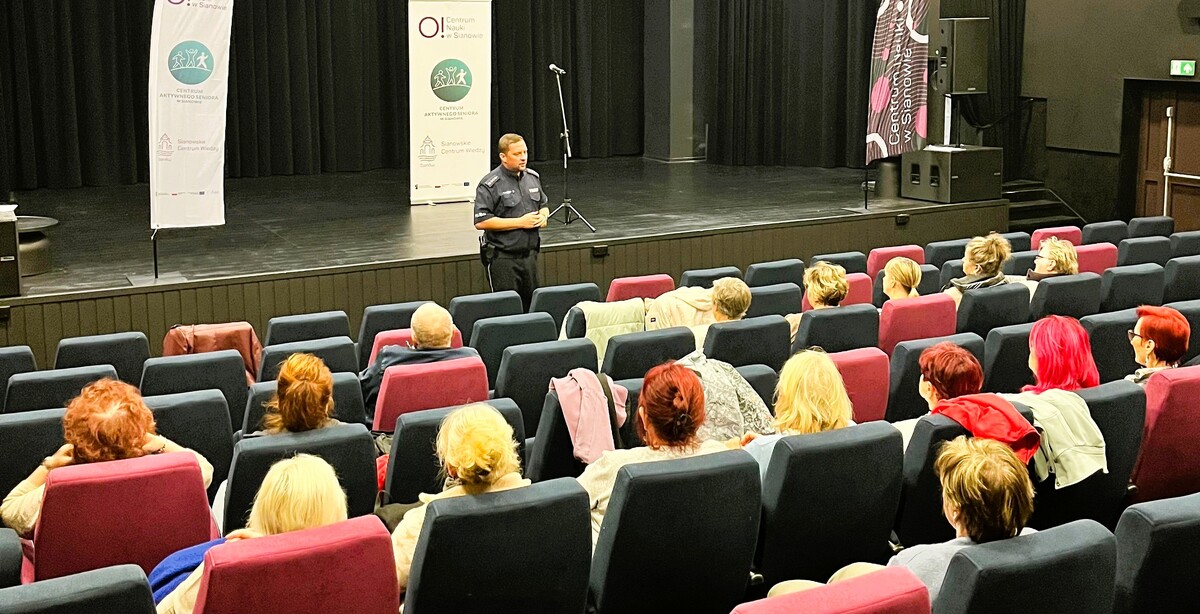 Spotkanie policjantów z seniorami w Sianowie